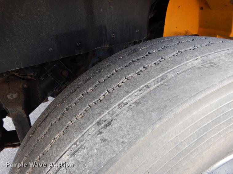 image for item DG5777 1998 International 3800 Thomas school bus