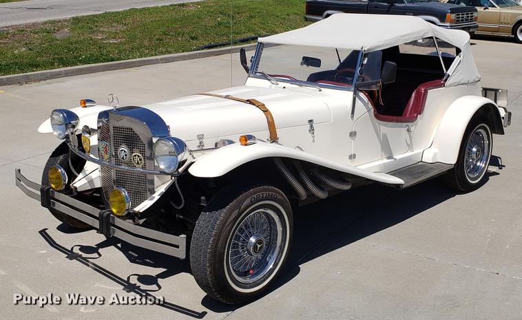 image for item EN9906 1986 Mercedes Benz convertible