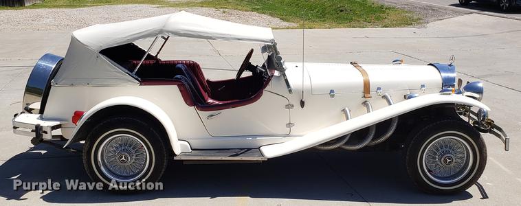 image for item EN9906 1986 Mercedes Benz convertible