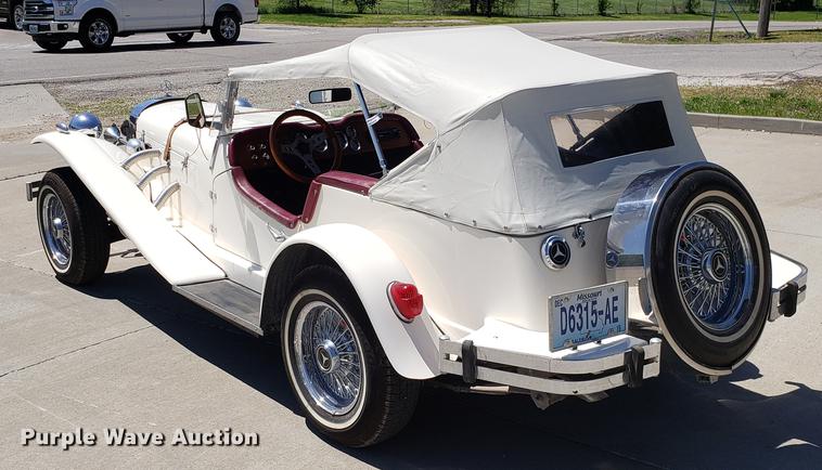 image for item EN9906 1986 Mercedes Benz convertible