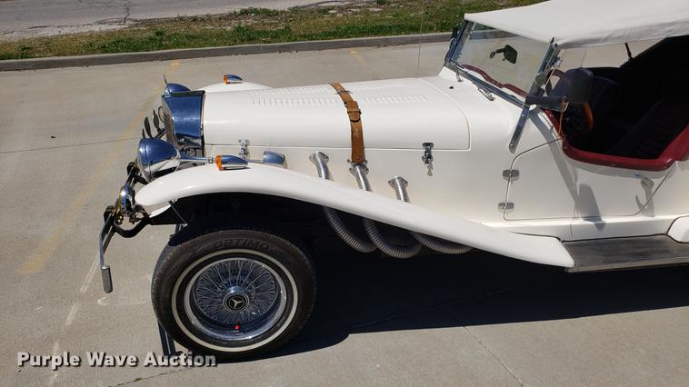 image for item EN9906 1986 Mercedes Benz convertible