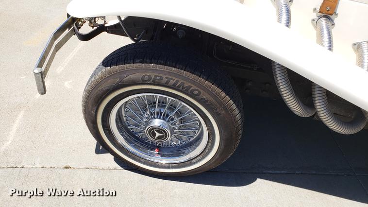 image for item EN9906 1986 Mercedes Benz convertible