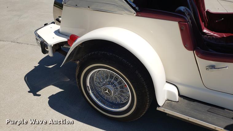 image for item EN9906 1986 Mercedes Benz convertible