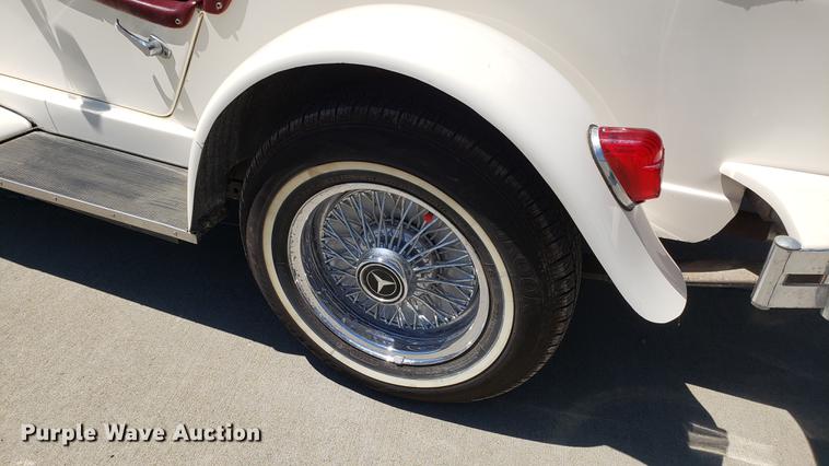 image for item EN9906 1986 Mercedes Benz convertible