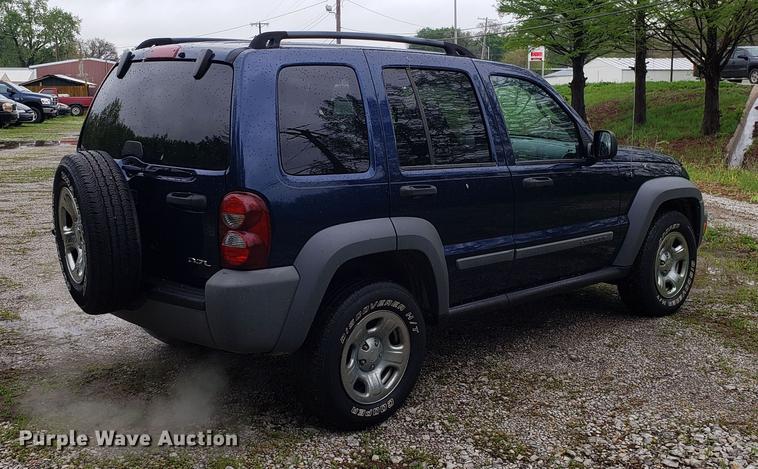 image for item EN9907 2005 Jeep Liberty SUV