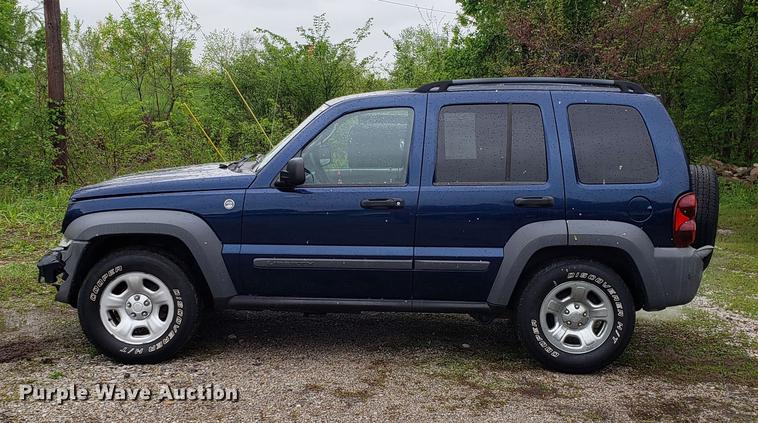 image for item EN9907 2005 Jeep Liberty SUV