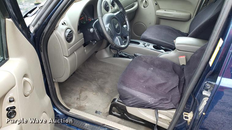 image for item EN9907 2005 Jeep Liberty SUV