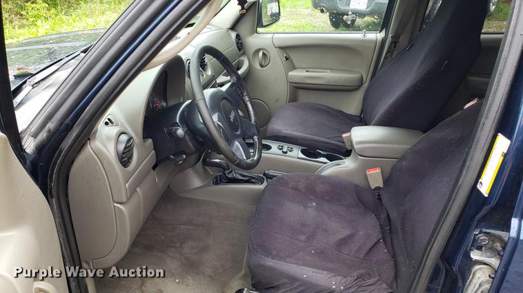 image for item EN9907 2005 Jeep Liberty SUV