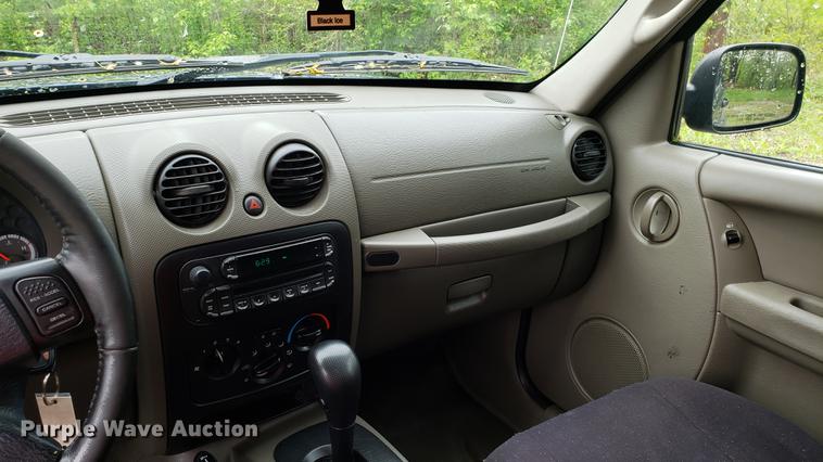 image for item EN9907 2005 Jeep Liberty SUV