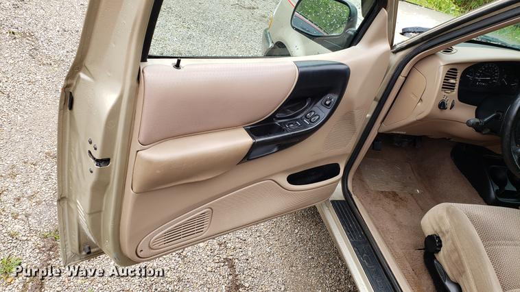 image for item EN9908 2000 Ford Ranger SuperCab pickup truck