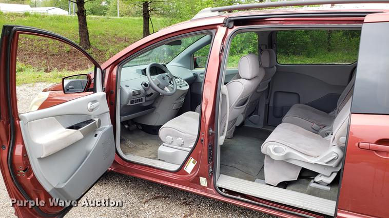 image for item EN9912 2005 Nissan Quest van