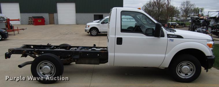 image for item EU9624 2014 Ford F350 Super Duty pickup truck cab and chassis