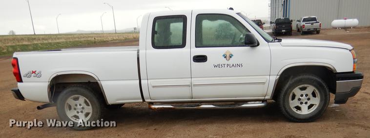 image for item FA9277 2005 Chevrolet Silverado 1500 Ext. Cab pickup truck