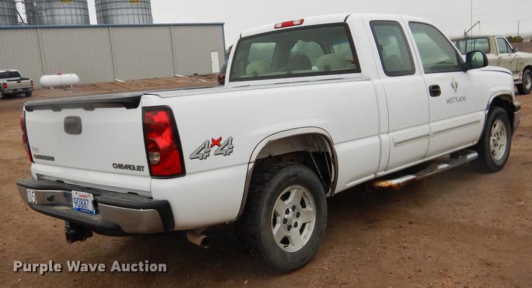 image for item FA9277 2005 Chevrolet Silverado 1500 Ext. Cab pickup truck
