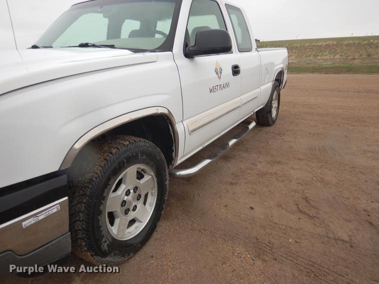 image for item FA9277 2005 Chevrolet Silverado 1500 Ext. Cab pickup truck