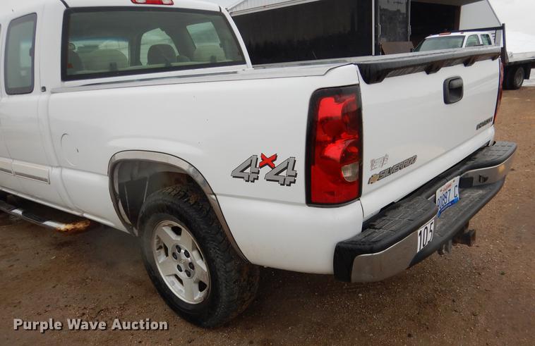 image for item FA9277 2005 Chevrolet Silverado 1500 Ext. Cab pickup truck