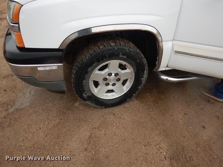 image for item FA9277 2005 Chevrolet Silverado 1500 Ext. Cab pickup truck