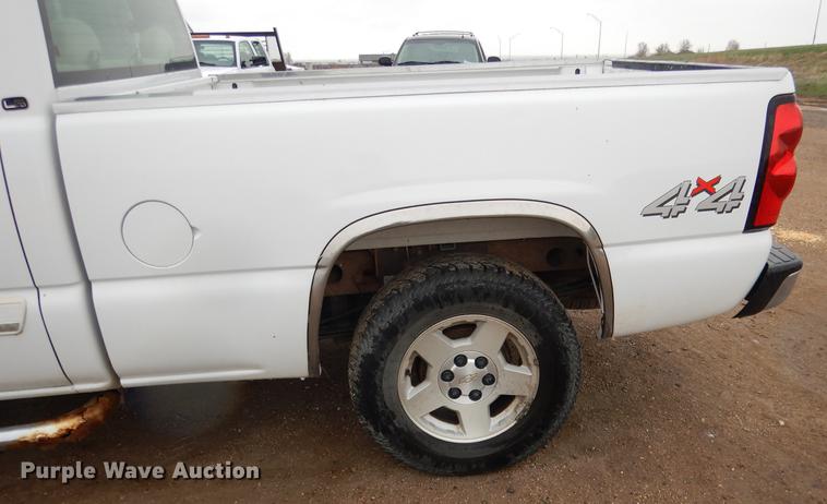 image for item FA9277 2005 Chevrolet Silverado 1500 Ext. Cab pickup truck