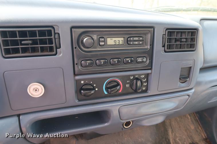 image for item FE9606 1999 Ford F450 Super Duty flatbed applicator truck