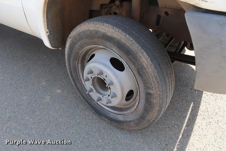 image for item FE9606 1999 Ford F450 Super Duty flatbed applicator truck