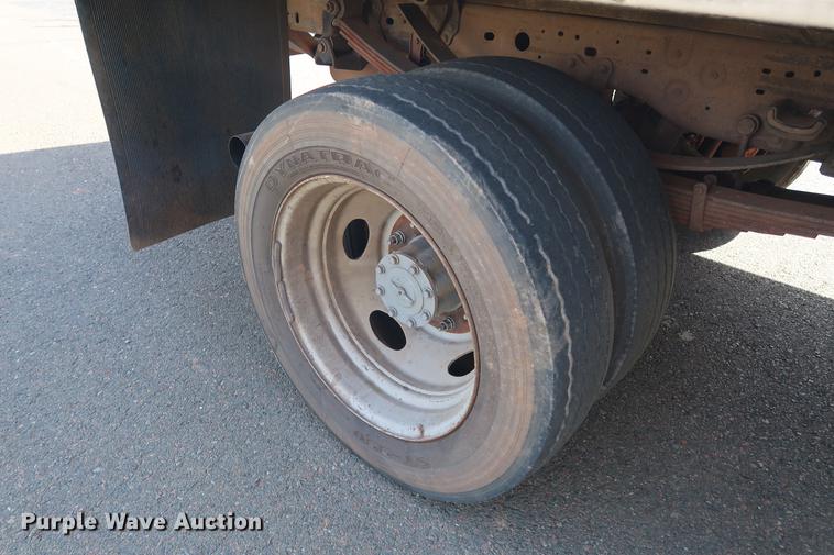 image for item FE9606 1999 Ford F450 Super Duty flatbed applicator truck