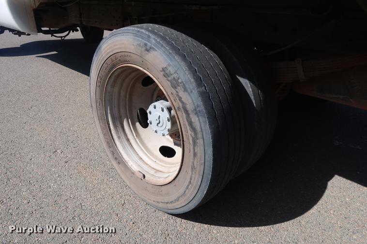 image for item FE9606 1999 Ford F450 Super Duty flatbed applicator truck