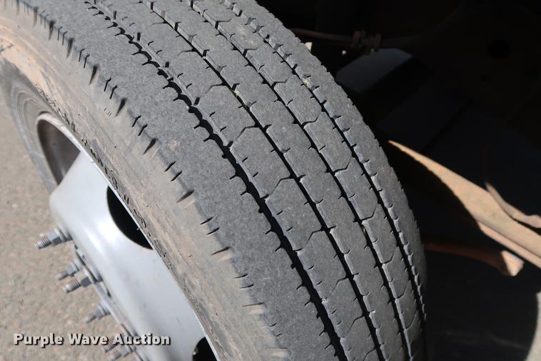 image for item FE9606 1999 Ford F450 Super Duty flatbed applicator truck