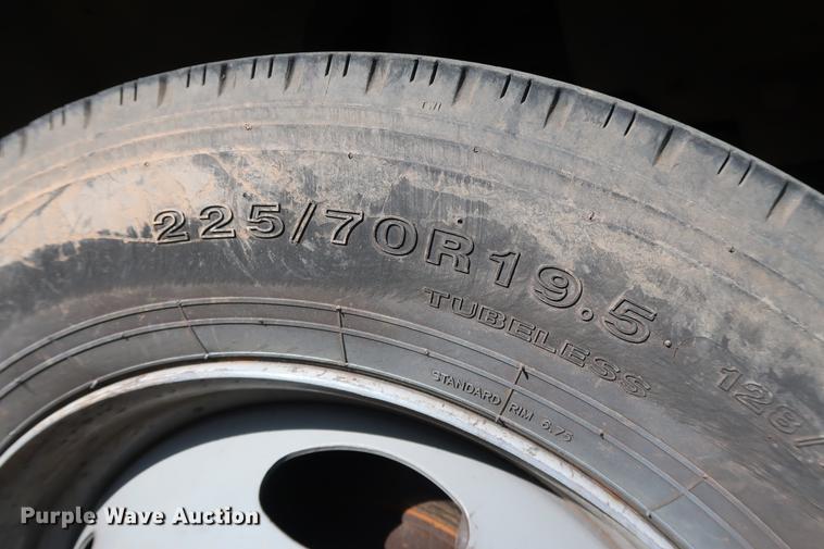 image for item FE9606 1999 Ford F450 Super Duty flatbed applicator truck