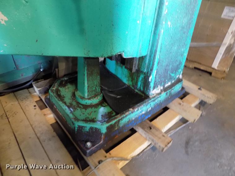 image for item FG9255 1995 Acra AM-4V precision milling machine