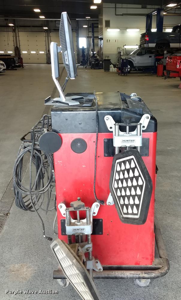 image for item FG9329 Hunter R811 alignment machine