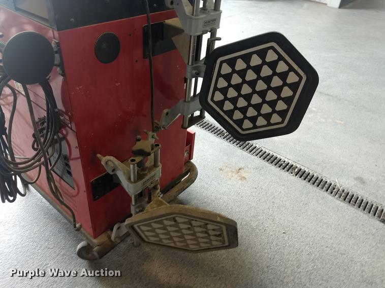 image for item FG9329 Hunter R811 alignment machine