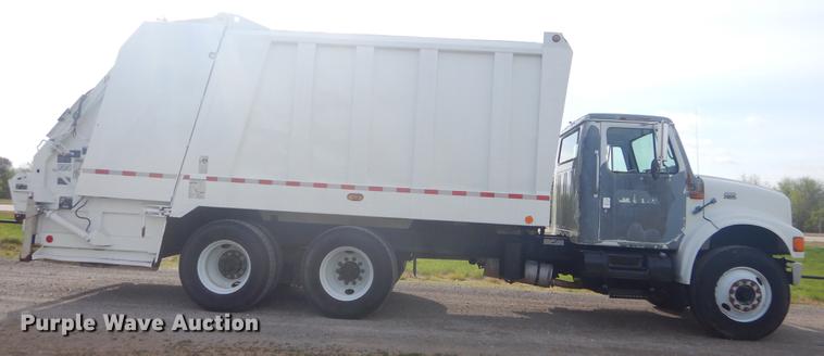 image for item FH9254 1998 International 4900 refuse truck