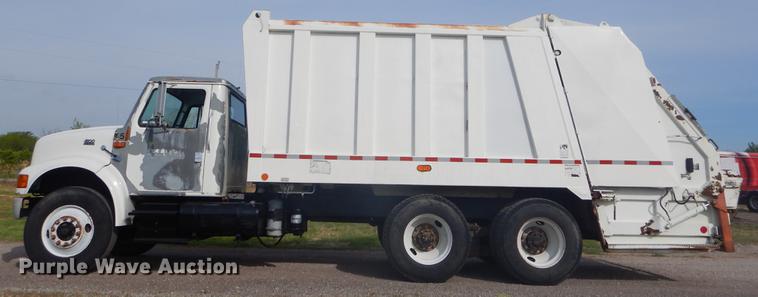 image for item FH9254 1998 International 4900 refuse truck