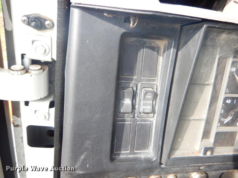 image for item FH9254 1998 International 4900 refuse truck