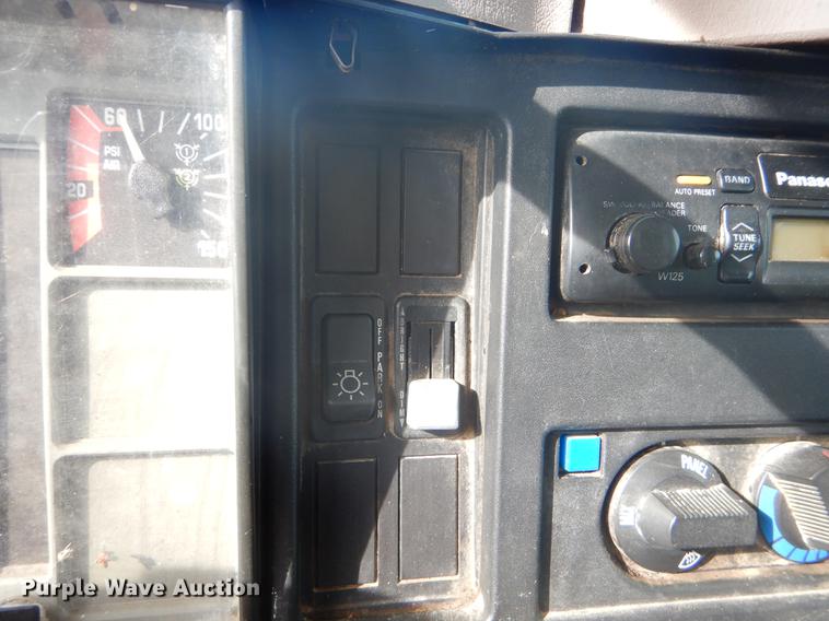 image for item FH9254 1998 International 4900 refuse truck