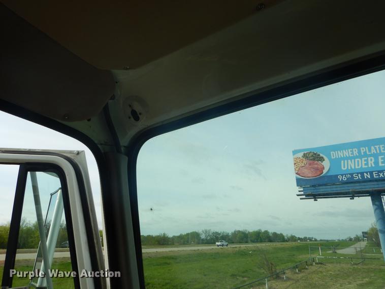 image for item FH9254 1998 International 4900 refuse truck