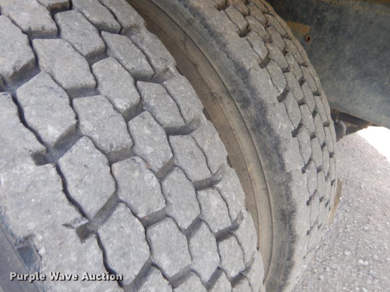 image for item FH9254 1998 International 4900 refuse truck