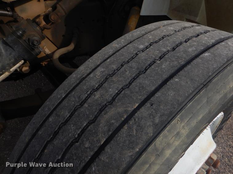 image for item FH9254 1998 International 4900 refuse truck