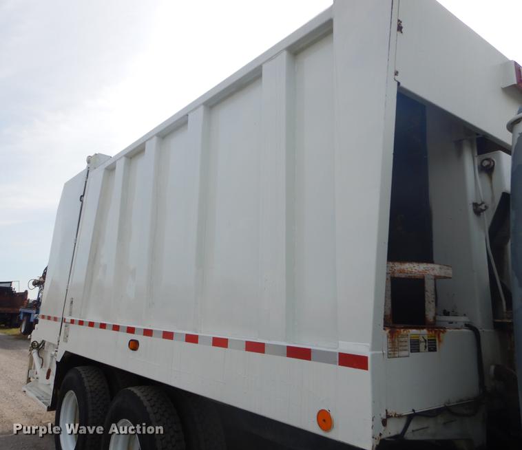 image for item FH9254 1998 International 4900 refuse truck