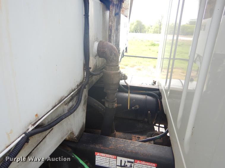 image for item FH9254 1998 International 4900 refuse truck