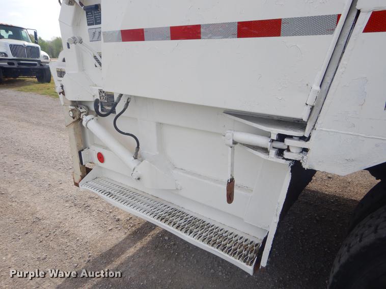 image for item FH9254 1998 International 4900 refuse truck