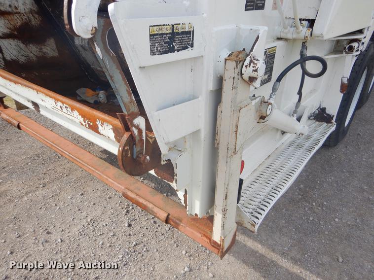 image for item FH9254 1998 International 4900 refuse truck