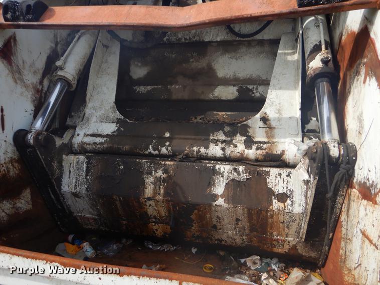 image for item FH9254 1998 International 4900 refuse truck