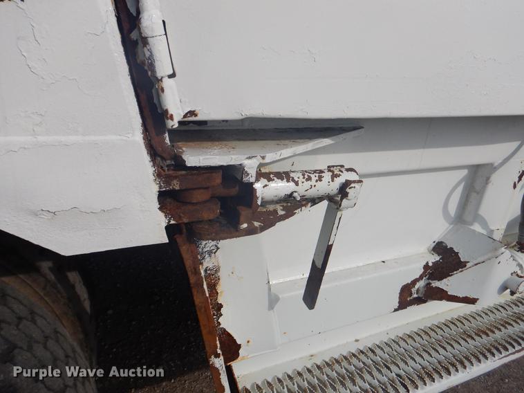 image for item FH9254 1998 International 4900 refuse truck