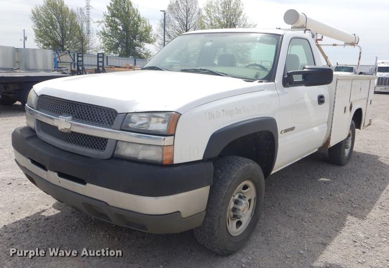 image for item FH9262 2004 Chevrolet Silverado 2500HD utility bed pickup truck