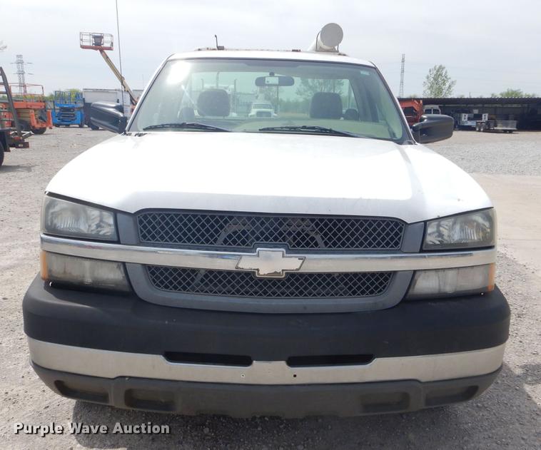 image for item FH9262 2004 Chevrolet Silverado 2500HD utility bed pickup truck