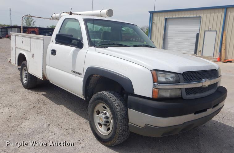 image for item FH9262 2004 Chevrolet Silverado 2500HD utility bed pickup truck