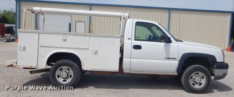 image for item FH9262 2004 Chevrolet Silverado 2500HD utility bed pickup truck