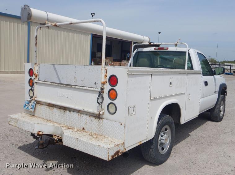 image for item FH9262 2004 Chevrolet Silverado 2500HD utility bed pickup truck