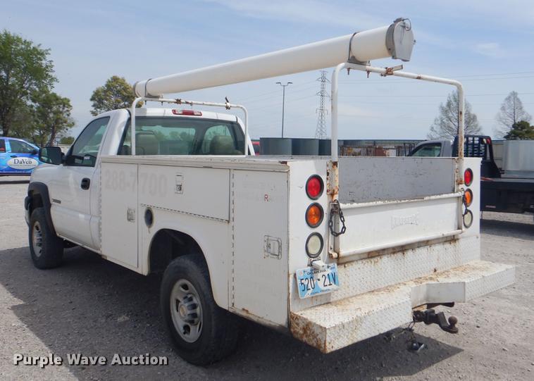 image for item FH9262 2004 Chevrolet Silverado 2500HD utility bed pickup truck